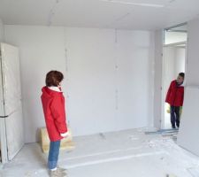 Notre fils découvre sa future chambre de 18 m2, elle paraît immense...