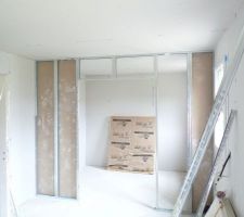 Vue sur l'entrée du dressing de notre chambre