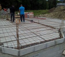 Préparation pour coulage de la dalle du vide sanitaire avec inspection du responsable des travaux (c est le gars en bleu)