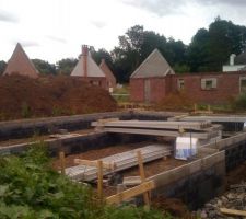 Mise en place des rebords pour le chainage. On voit en bordure droite les entrevous.