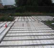 Le treillis est posé près à accueillir la dalle, il n'y a pas de rupteurs thermiques. Le constructeur dit que ce n'est pas nécessaire, dommage ce n'est pas très professionnel à mon gout.