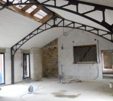 Pi&egrave;ce de vie ,lambris en partie fini .sous couche avant la la pose