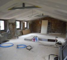 Plafond et plancher termin&eacute; montage des cloisons la semaine prochaine