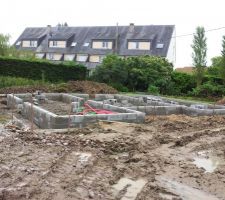 Malgr&eacute; la pluie plus qu'un rang de parpaings et on coule la chape pr&eacute;vue pour jeudi prochain