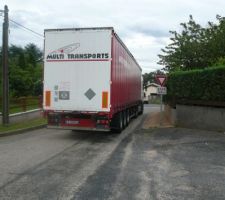 Arrivée du camion avec le bois, l'isolant,... 1h30 à 4 pour vider !