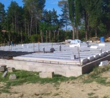 La maison principale. Plancher quasi fini avec les évacuations.