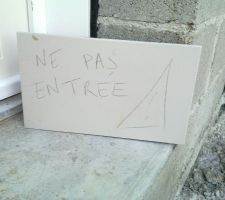 Le carreleur est manifestement meilleur en pose de carrelage qu'en orthographe :)