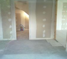 Pose du carrelage en cours (vue depuis une fen&ecirc;tre de la cuisine).