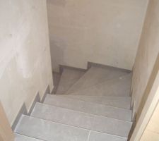 Escalier menant au sas dans la cave