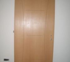 Porte menant au garage qui est vernie ! manque plus que la poign&eacute;e !