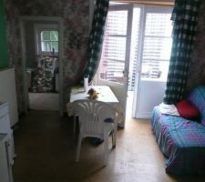 La cuisine , non equipée, avec vue sur la salle de bains