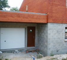 Détail de l'entrée de la maison qui se fait par le garage.