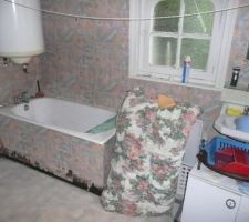 Salle debains equipee tout confort, couleurs tendance
