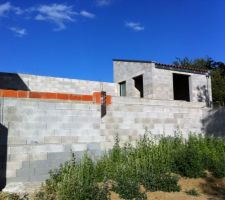 Le pool-house vu d'en bas ! Le terrassement devrait permettre d'y accéder d'en bas.