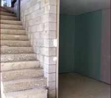 On commence à apercevoir la salle de bain des enfants.