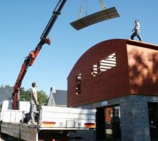 Un grand moment: la pose de la toiture (une journ&eacute;e a suffit !)