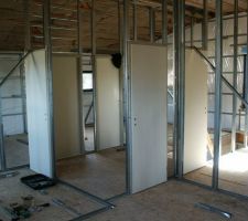 R&eacute;alisation des cloisons &agrave; l'&eacute;tage en placo sur ossature m&eacute;tallique.