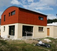 Fin de la pose du cr&eacute;pis: la maison a tout de suite plus belle allure !