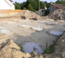 Colones de béton support aux "massifs longrines" pour toute la surface (maison garage et terrasse) - Vue arrière du terrain (coin nord ouest)