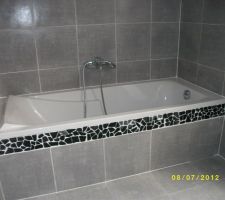 L'habillage de la baignoire avec sa frise en galets
