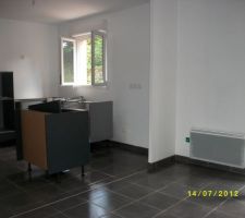 Carrelages pi&egrave;ce &agrave; vivre et cuisine en cours de montage