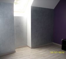 Chambre de ma fille en gris métal et violet .
Au sol , parquet flottant.