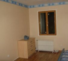 Chambre 1 après rénovation (ouverture d'une 2ème fenêtre, pose de fenêtres double-vitrage, plancher béton, isolation des murs, plafond suspendu, électricité, papier peint, parquet flottant)