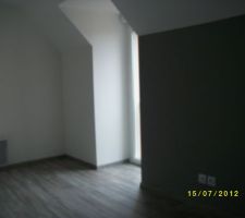 Notre chambre fini .
Toute blanche et pan de mur en gris .
Parquet flottant au sol.