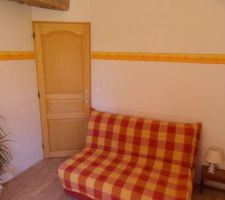 Chambre 2 après rénovation (pose fenêtre double-vitrage, cloisons déposées et modifiées, modification de l'emplacement du radiateur, isolation des murs, plafond suspendu, électricité, peintures, parquet flottant)