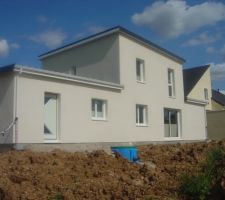 Vue arrière de la maison avec le récupérateur d'eau de pluie installé