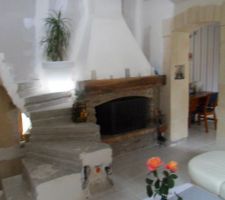 Salon au 1er étage en cours de rénovation (plancher béton, ouverture en mezzanine vers la charpente, coulage d'une passerelle à l'étage supérieur, remaniement de la toiture, pose d'une sous-toiture, pose d'un vélux, pose d'une fenêtre double-vitrage, écroulement de l'ancien escalier en plâtre, coulage d'un escalier en béton, chauffage central, électricité, isolation et placage, remaniement de la cheminée, carrelage, habillage de l'escalier)