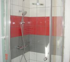 Robinetterie et porte de douche install&eacute;es