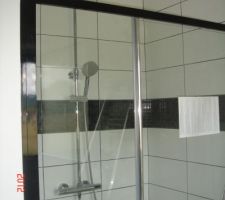 Robinetterie et porte de douche install&eacute;es