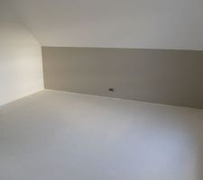 Chambre parentale avec sous-rampant peint en couleur taupe