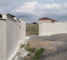 Muret du futur portail et son enduit