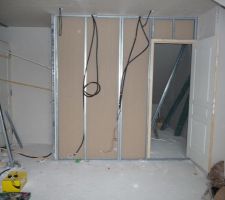 Vue du dressing et de la porte de la chambre parent