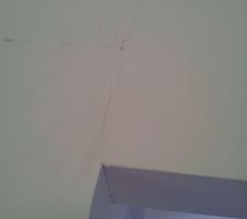 Fissure à l'encadrement entre 2 pièces...qui remonte jusqu'au plafond