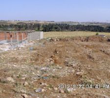 Vue sur le terrain apres 
le terrassement