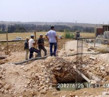 Coulage des semelles avec pompe et presence de mon entrepreneur M. Bengherbi mohamed