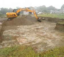 Creusement
en premier plan ,futur acc&egrave;s au vide-sanitaire