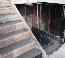 18 juillet, les escaliers garage-entrée et entrée-chambres sont coulés