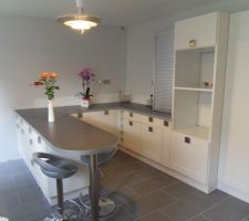 Cuisine après rénovation ( transformation d'une chambre en cuisine, acheminement des évacuations et arrivées d'eau, connection au chauffage central, ouverture d'une porte vers le futur garage, murs grattés jusqu'aux meulières, traités contre l'humidité, isolation, plafond suspendu, électricité, ragréage, carrelage...)
Il manque quelques finitions (crédence, plinthes...) et l'électroménager   évier en cours de livraison.