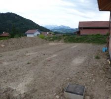 Terrasse futur bois avec piscine (9 par 4.5) du cote du talut a gauche