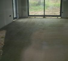 Le carreleur a commen&ccedil;&eacute; son travail, la dalle de ragr&eacute;age.