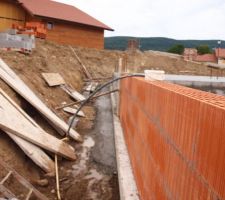 Coulée de béton destinée à recevoir lit gravier puis tuyaux pour donner plus de pente