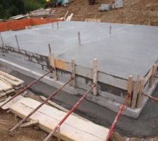 Coulée béton tour maison pour donner plus de pente aux tuyaux et protéger vide sanitaire
