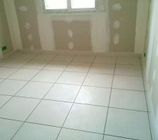 Carrelage terminé dans la chambre du RdC