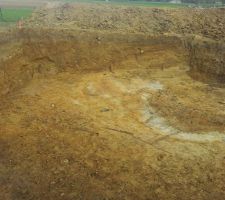 Le trou. La partie plus clair est une veine d'argile...