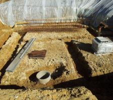 Le cylindre de béton est pour une pompe de relevage pour le drainage, eaux du sous sol comme la machine à laver etc...