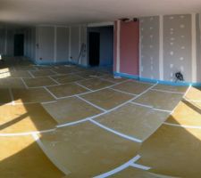 Installation de l'isolant au sol (polyuréthane) de la pièce à vivre... photomontage un peu foireux, désolé!